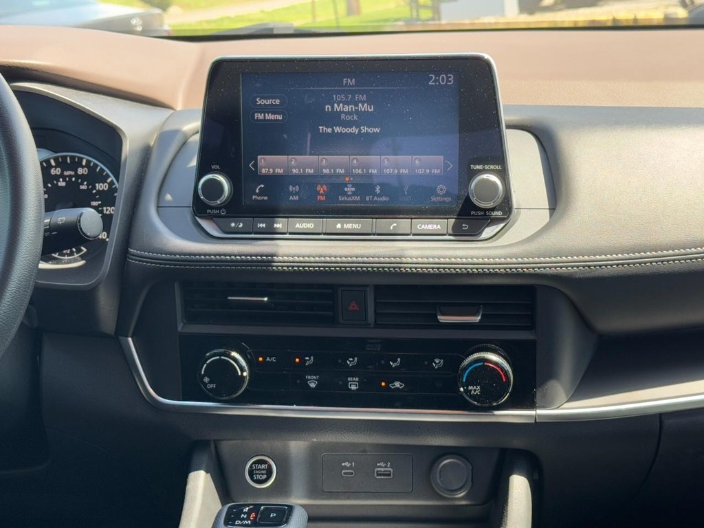Nissan Rogue Vehicle Full-screen Gallery Image 15
