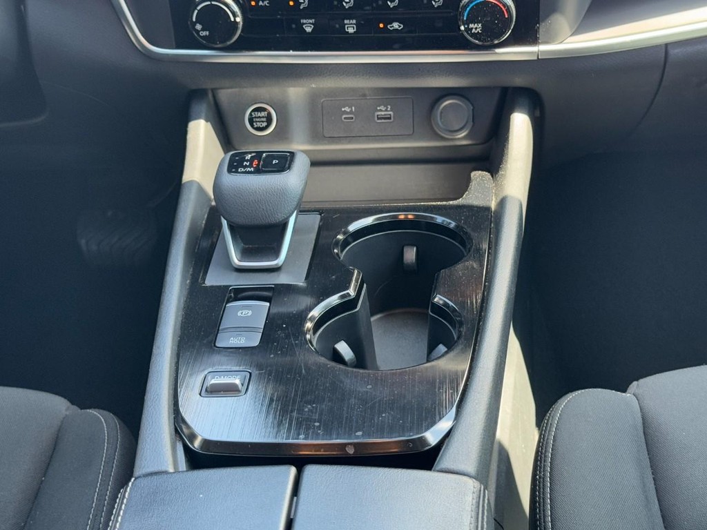 Nissan Rogue Vehicle Full-screen Gallery Image 16
