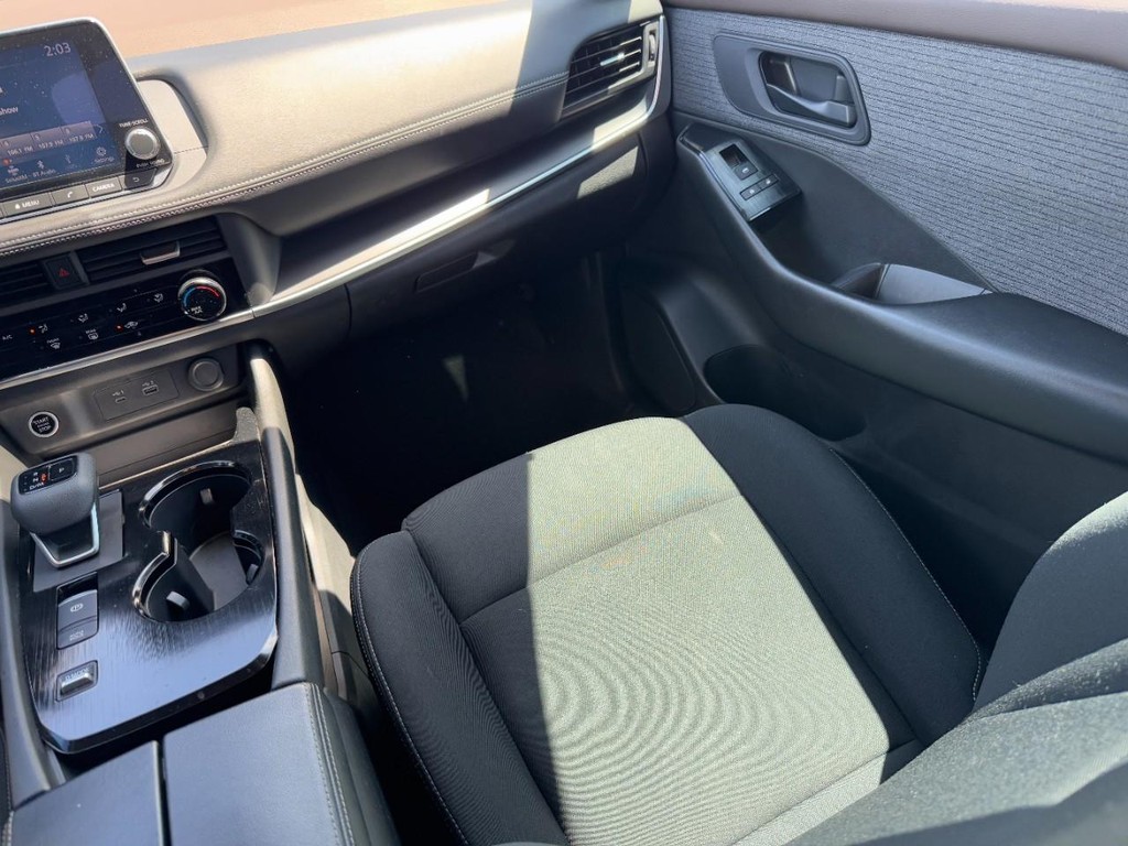 Nissan Rogue Vehicle Full-screen Gallery Image 17