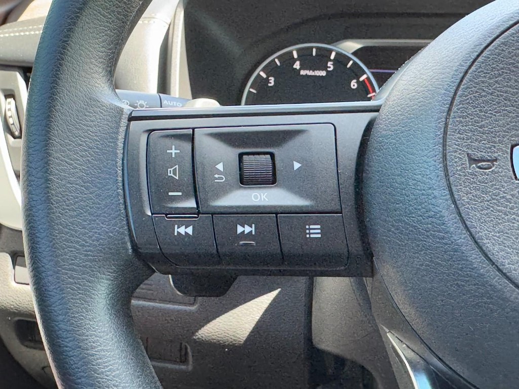 Nissan Rogue Vehicle Full-screen Gallery Image 18