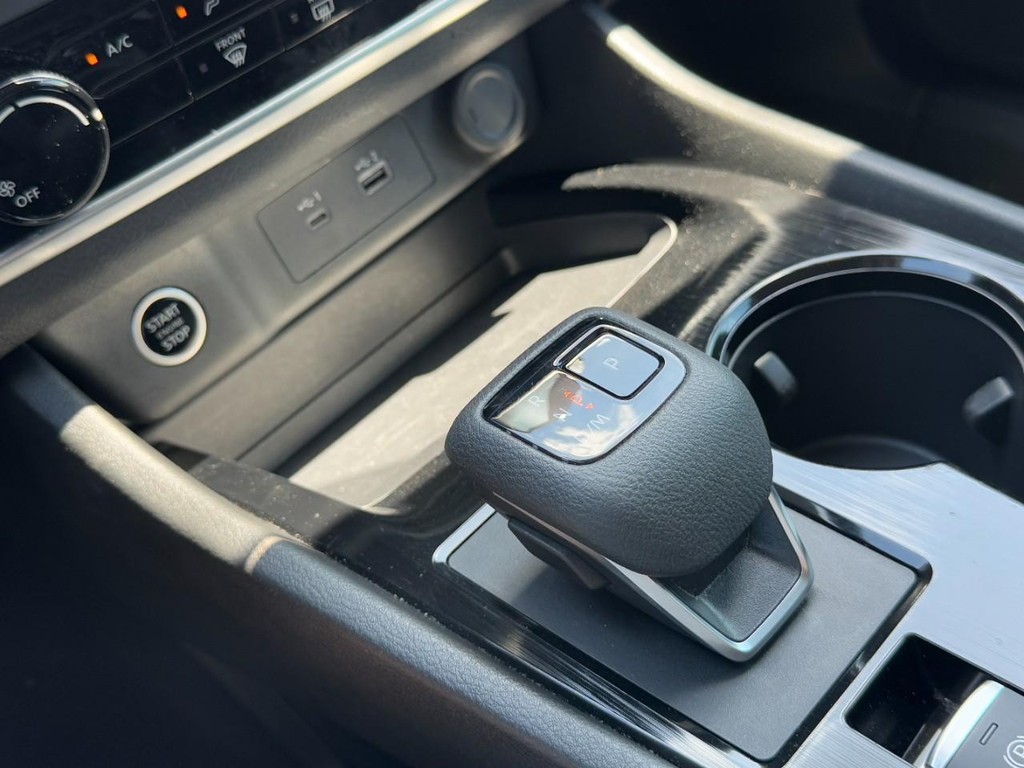 Nissan Rogue Vehicle Full-screen Gallery Image 21