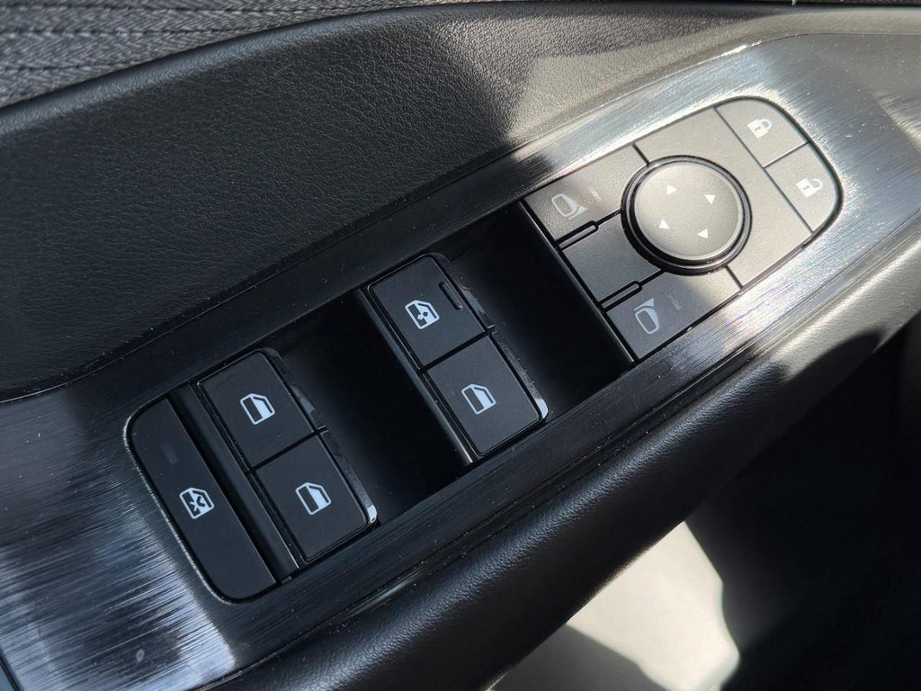 Nissan Rogue Vehicle Full-screen Gallery Image 23