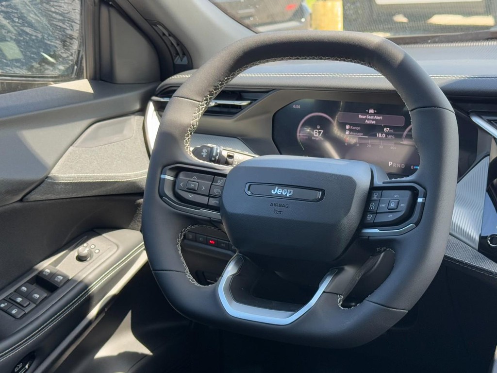 Jeep Cherokee Vehicle Full-screen Gallery Image 09