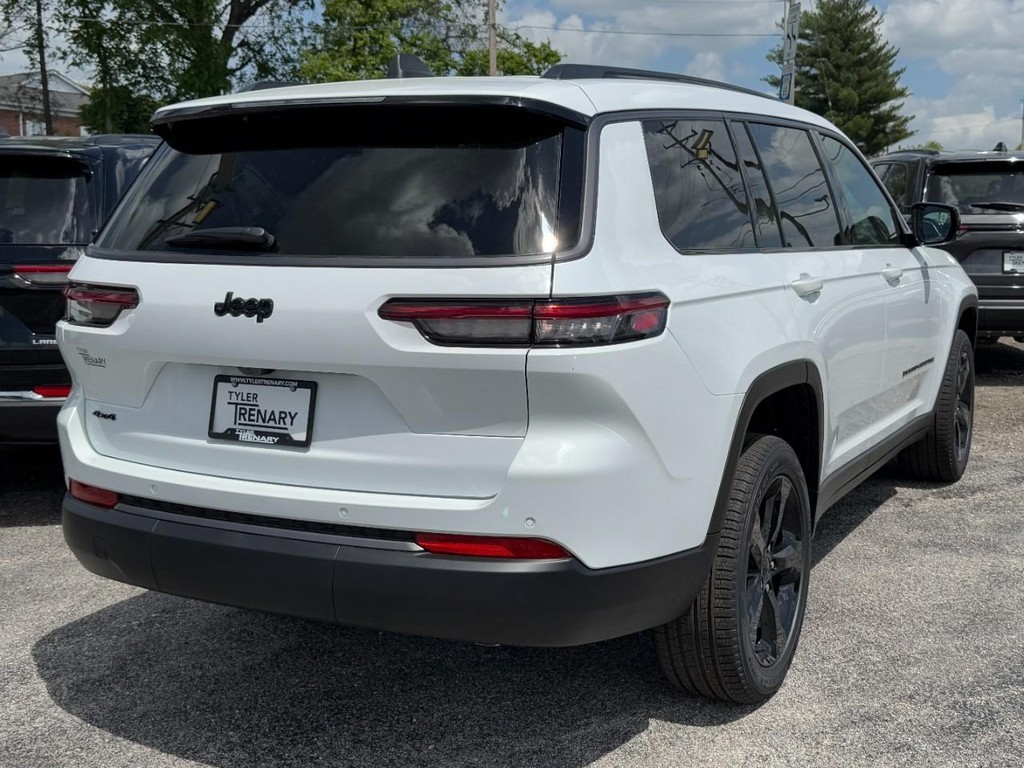 Jeep Grand Cherokee L Vehicle Full-screen Gallery Image 04