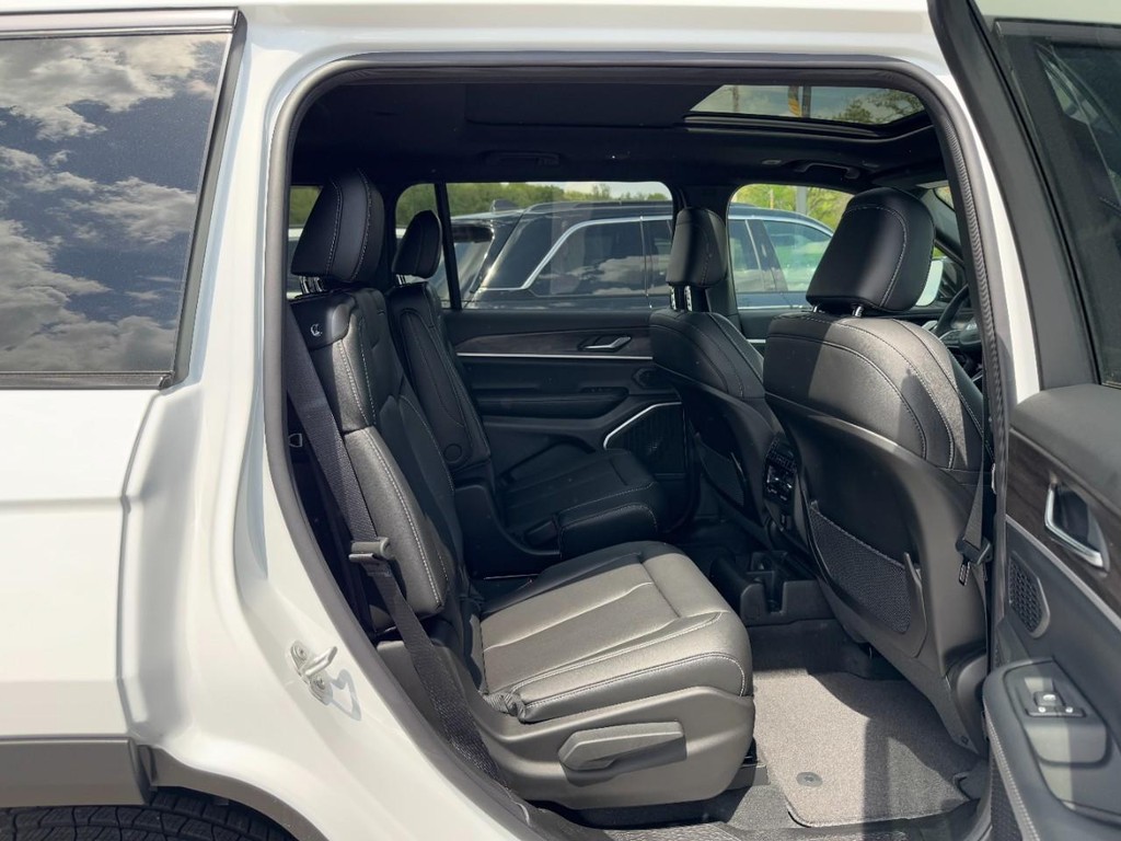 Jeep Grand Cherokee L Vehicle Full-screen Gallery Image 06