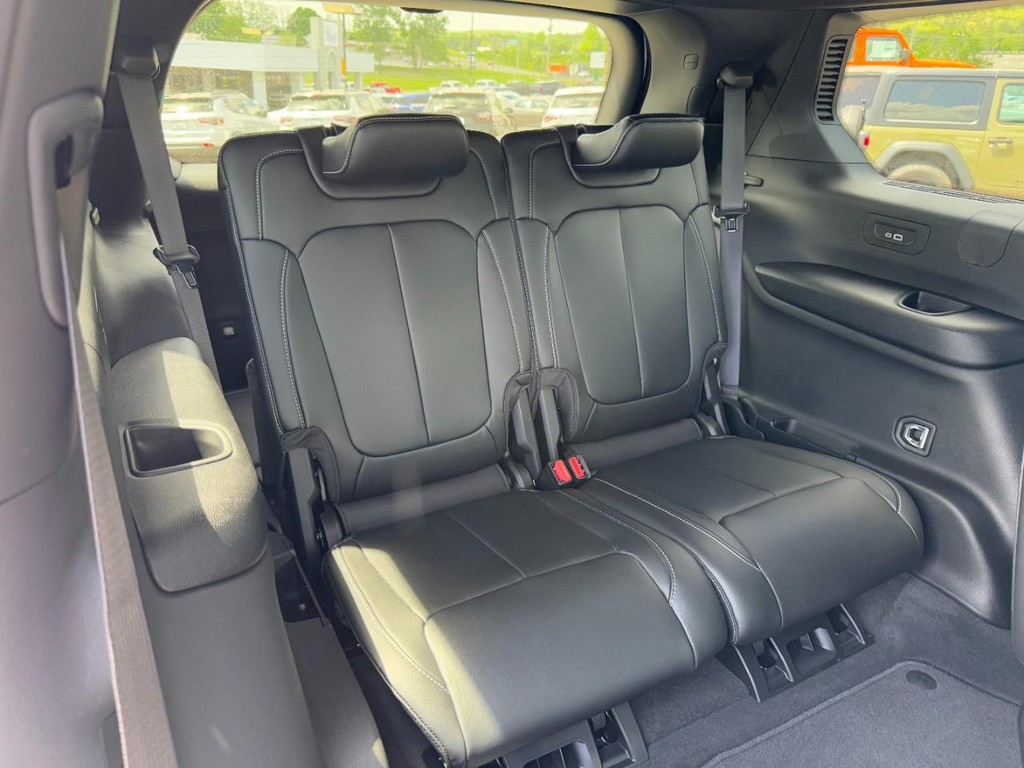 Jeep Grand Cherokee L Vehicle Full-screen Gallery Image 07