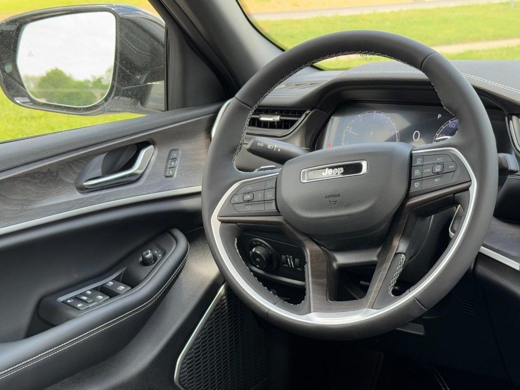 Jeep Grand Cherokee L Vehicle Full-screen Gallery Image 10