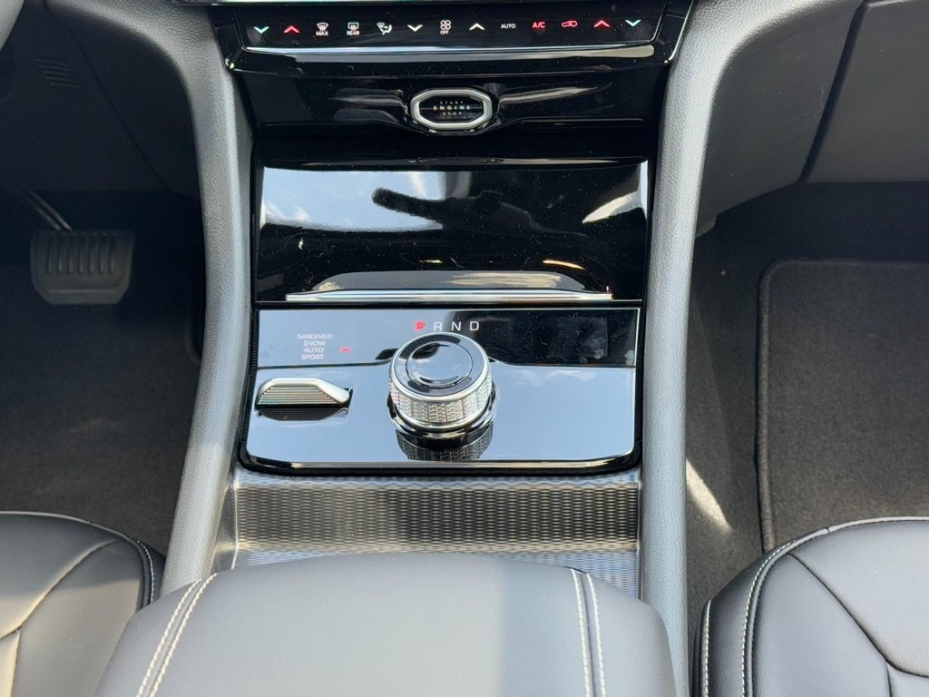 Jeep Grand Cherokee L Vehicle Full-screen Gallery Image 12