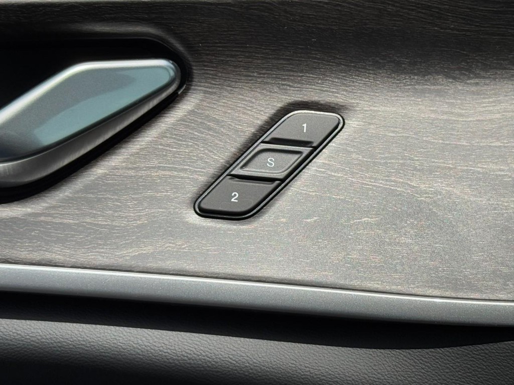 Jeep Grand Cherokee L Vehicle Full-screen Gallery Image 13