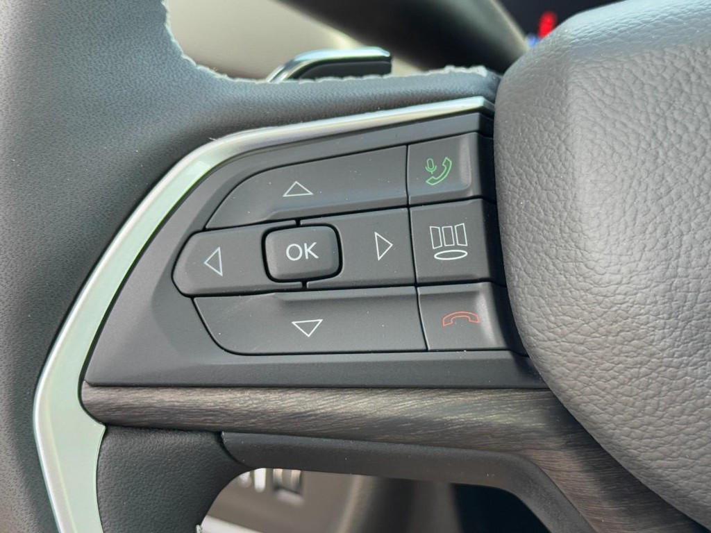 Jeep Grand Cherokee L Vehicle Full-screen Gallery Image 14