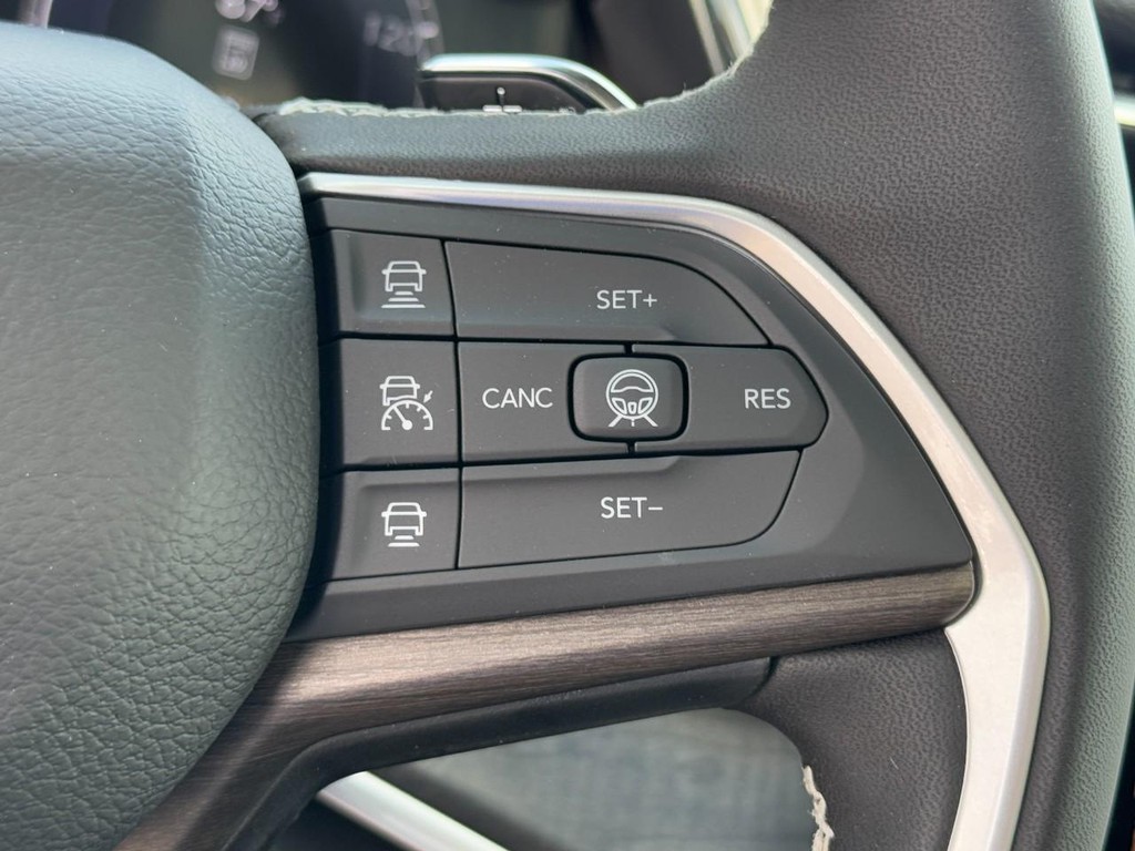 Jeep Grand Cherokee L Vehicle Full-screen Gallery Image 15