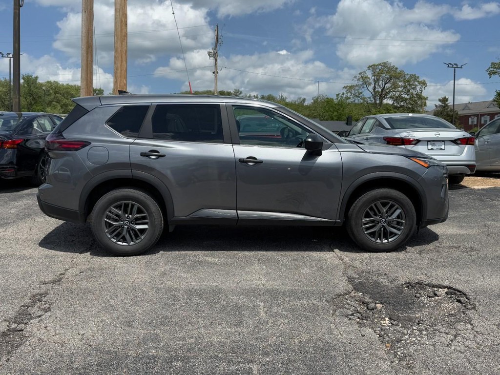 Nissan Rogue Vehicle Full-screen Gallery Image 02