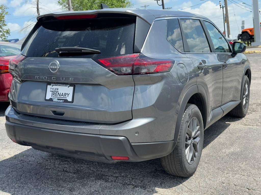 Nissan Rogue Vehicle Full-screen Gallery Image 04