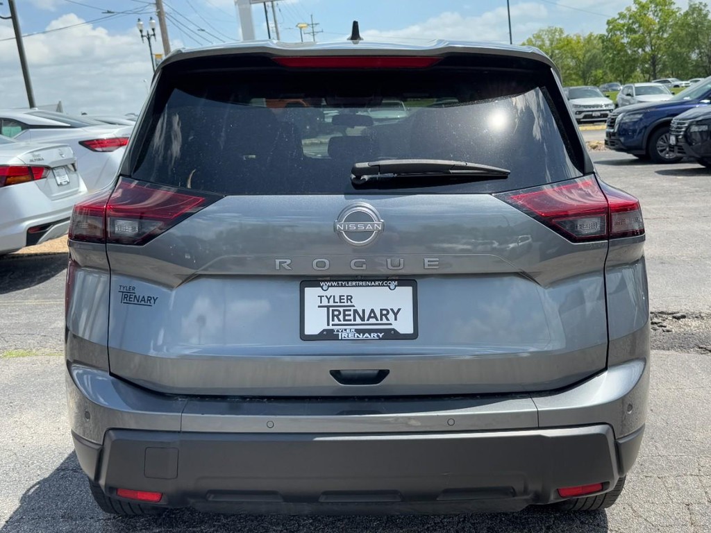 Nissan Rogue Vehicle Full-screen Gallery Image 05