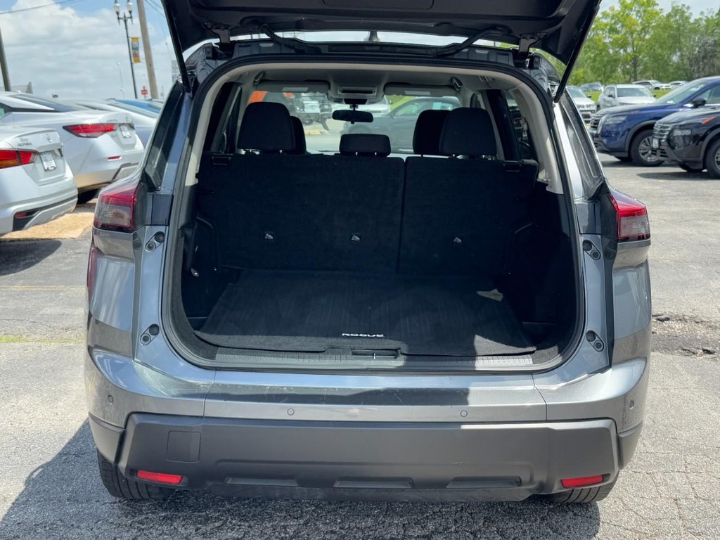 Nissan Rogue Vehicle Full-screen Gallery Image 06