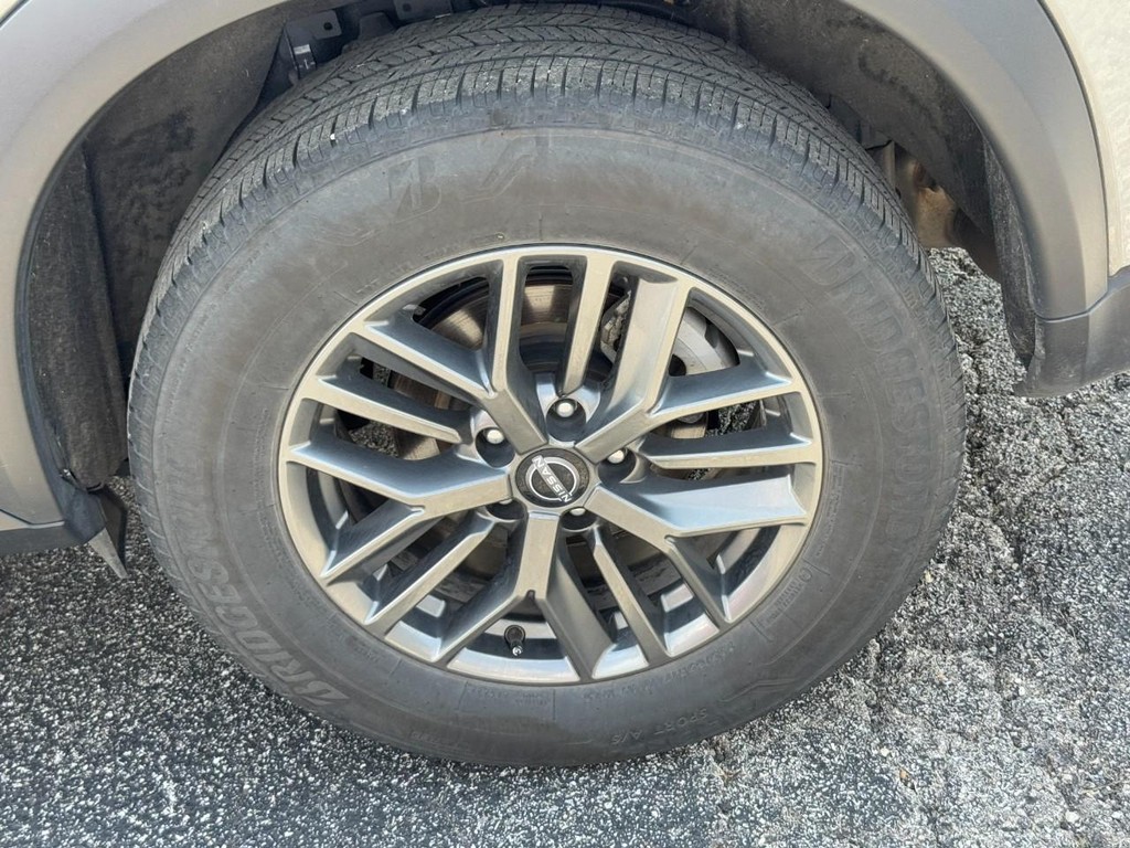 Nissan Rogue Vehicle Full-screen Gallery Image 09