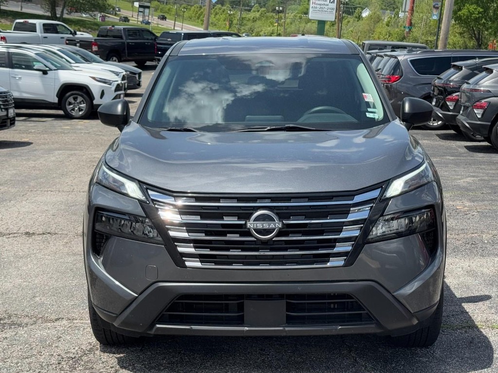 Nissan Rogue Vehicle Full-screen Gallery Image 11