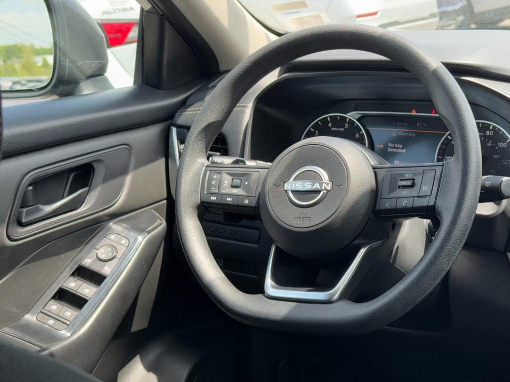 Nissan Rogue Vehicle Full-screen Gallery Image 14