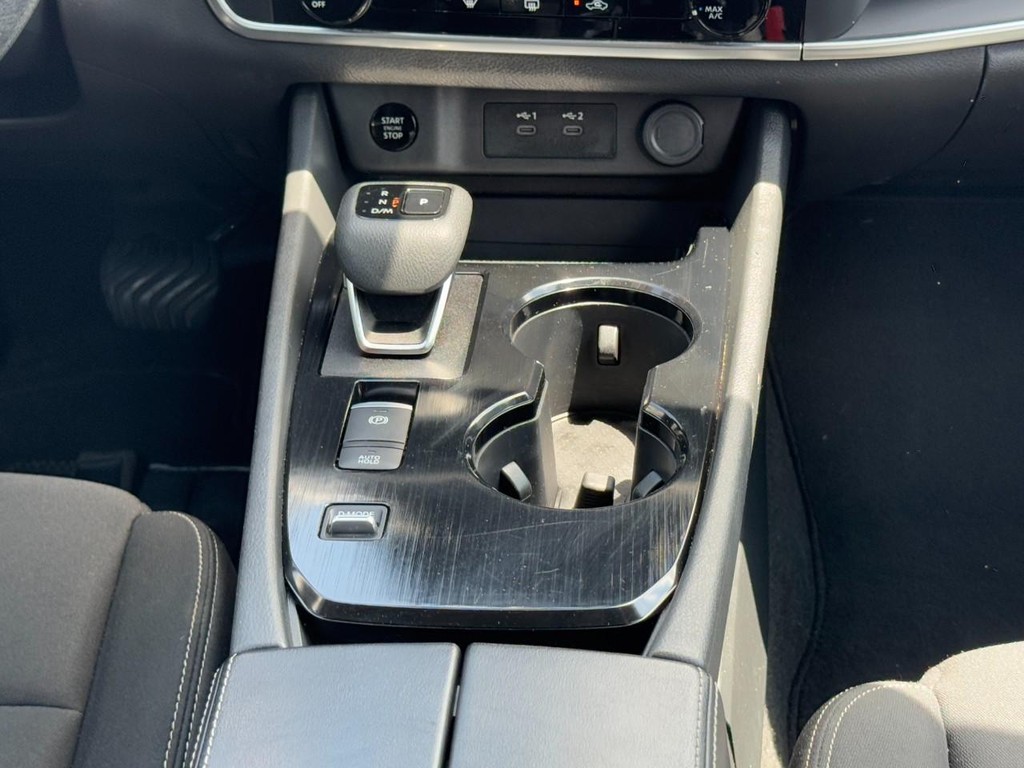 Nissan Rogue Vehicle Full-screen Gallery Image 16