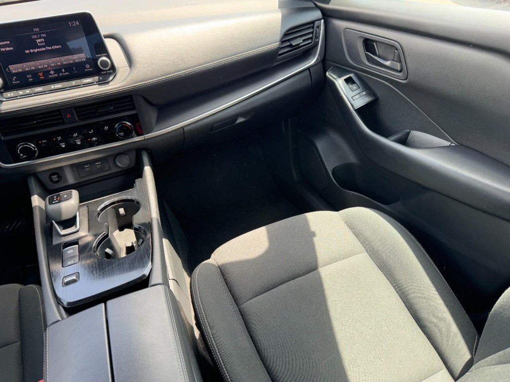Nissan Rogue Vehicle Full-screen Gallery Image 17
