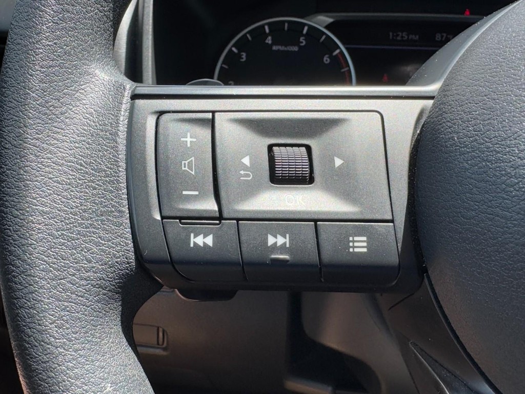 Nissan Rogue Vehicle Full-screen Gallery Image 18