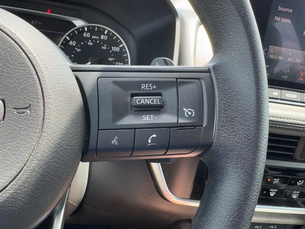 Nissan Rogue Vehicle Full-screen Gallery Image 19