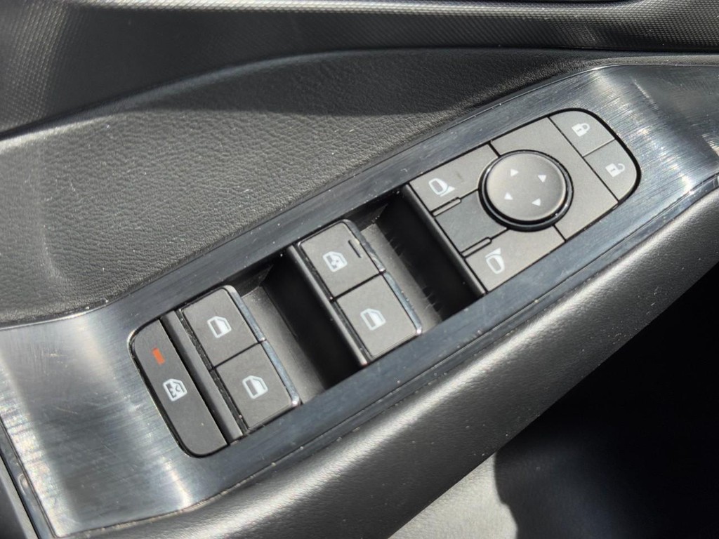 Nissan Rogue Vehicle Full-screen Gallery Image 23