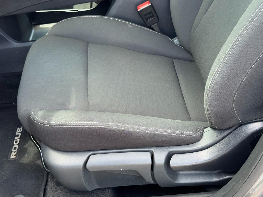 Nissan Rogue Vehicle Full-screen Gallery Image 24