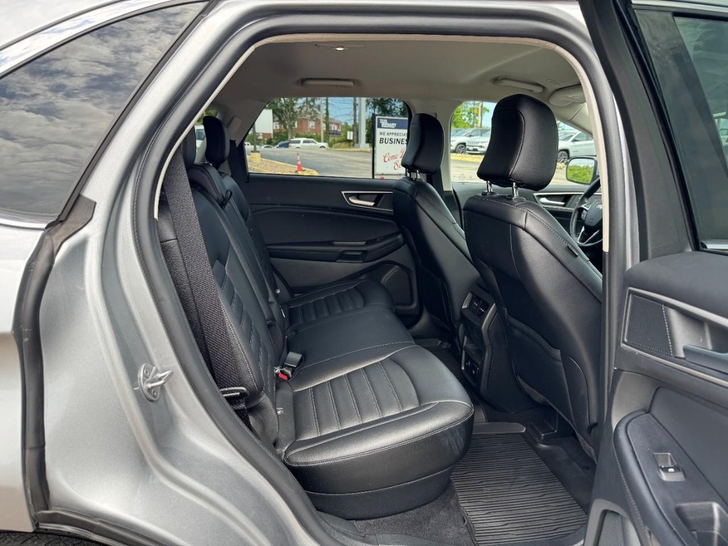 Ford Edge Vehicle Full-screen Gallery Image 12