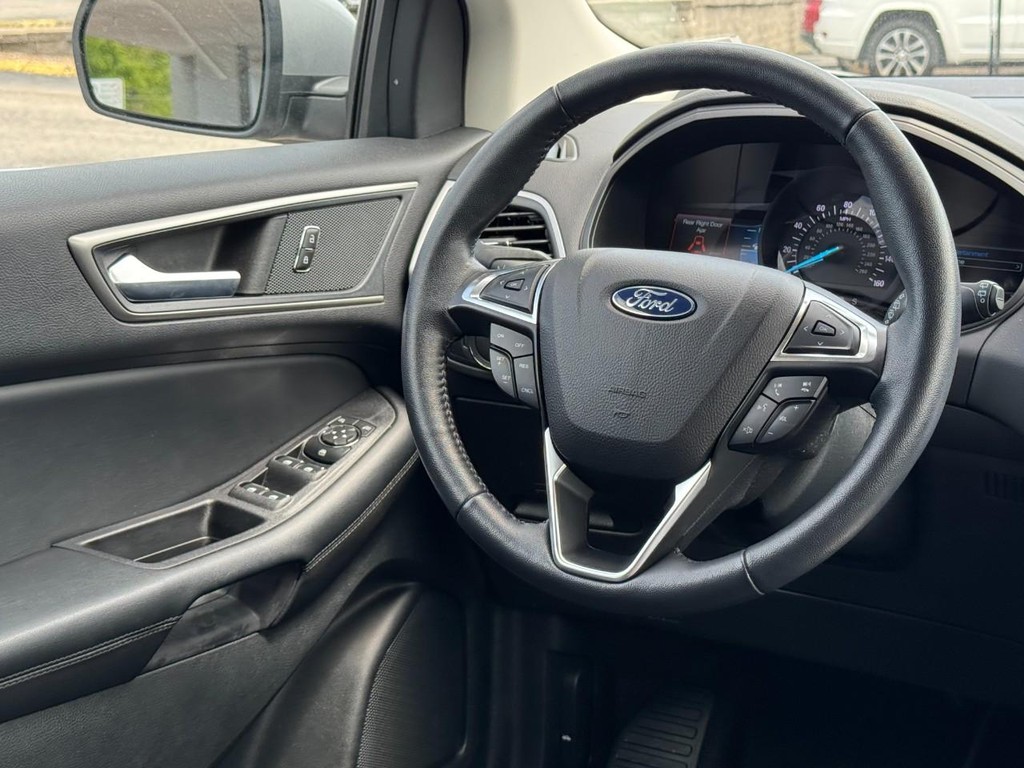 Ford Edge Vehicle Full-screen Gallery Image 14