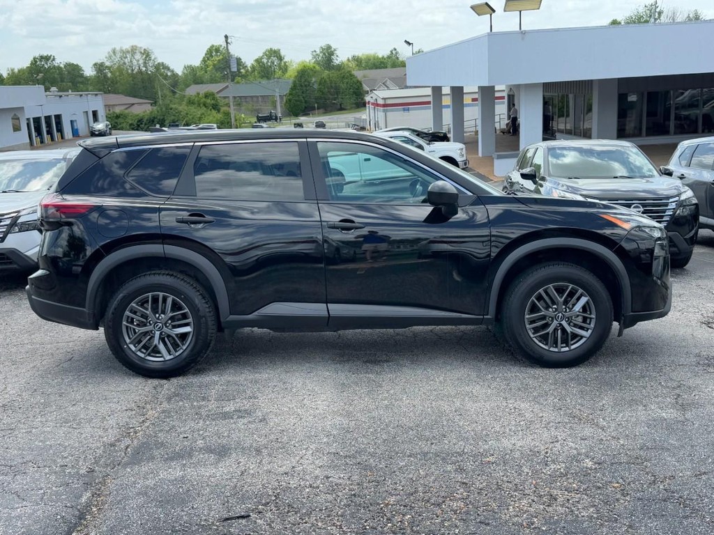 Nissan Rogue Vehicle Full-screen Gallery Image 02