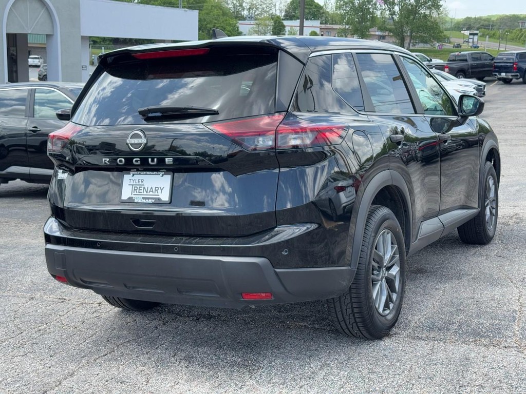 Nissan Rogue Vehicle Full-screen Gallery Image 04