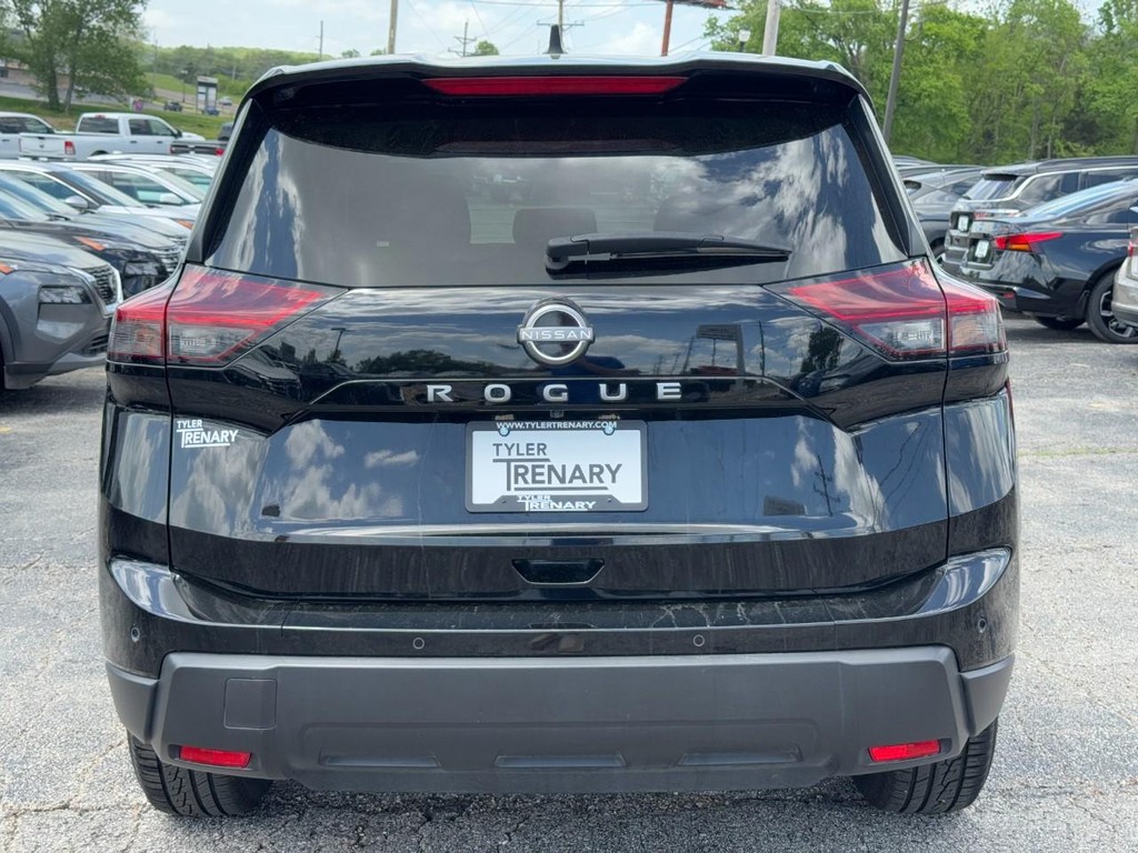 Nissan Rogue Vehicle Full-screen Gallery Image 05