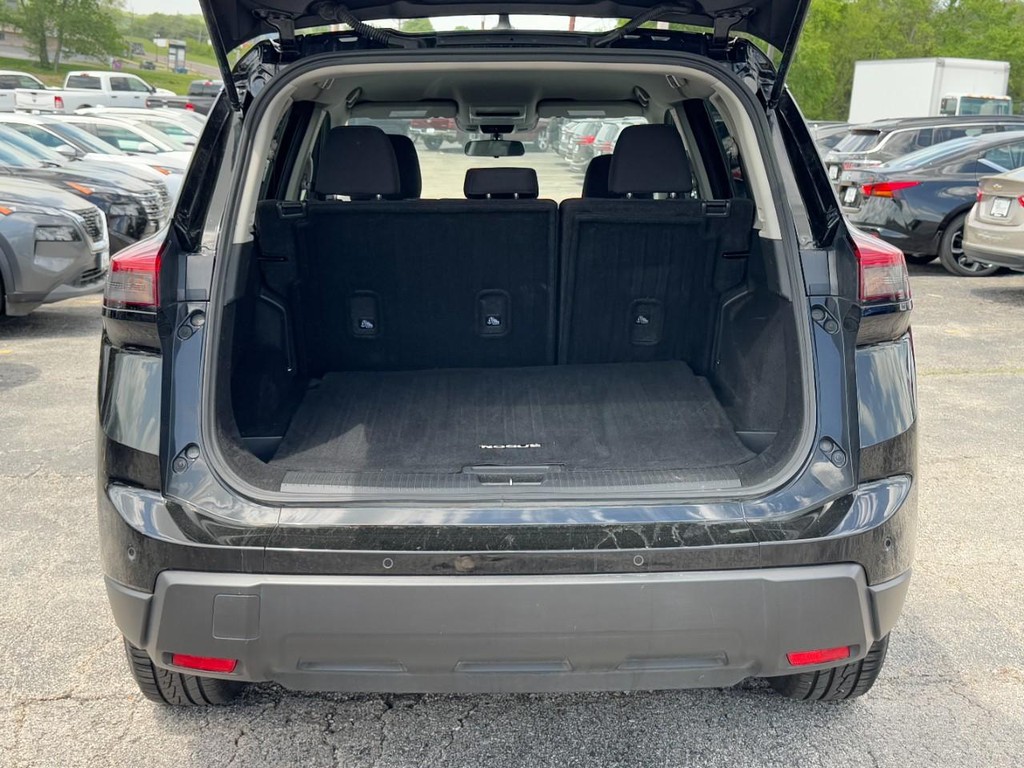 Nissan Rogue Vehicle Full-screen Gallery Image 06
