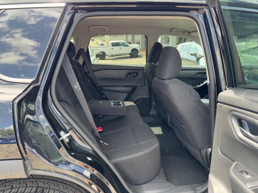 Nissan Rogue Vehicle Full-screen Gallery Image 12