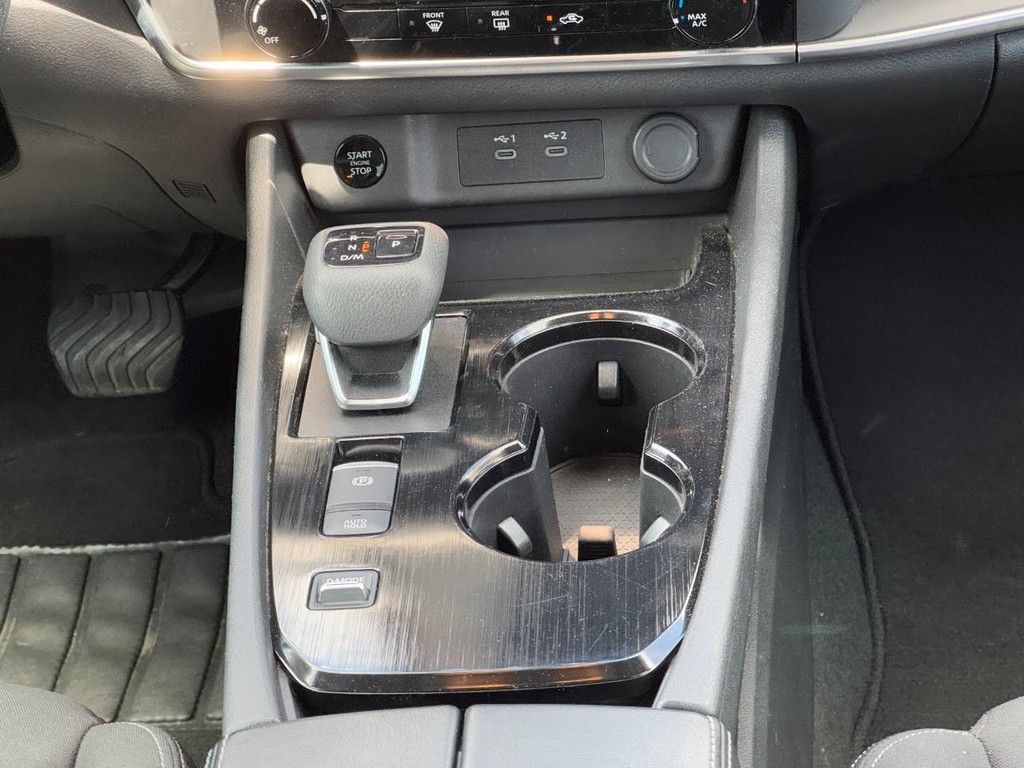 Nissan Rogue Vehicle Full-screen Gallery Image 16