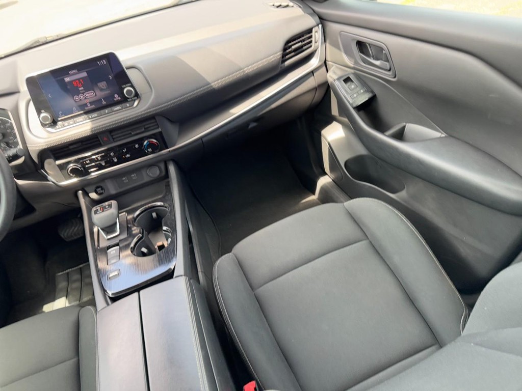 Nissan Rogue Vehicle Full-screen Gallery Image 17