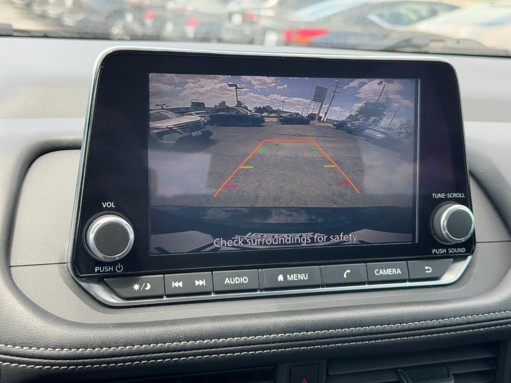 Nissan Rogue Vehicle Full-screen Gallery Image 22