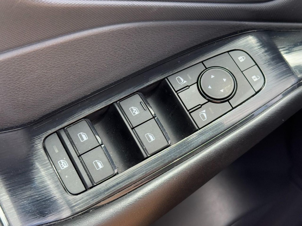 Nissan Rogue Vehicle Full-screen Gallery Image 23