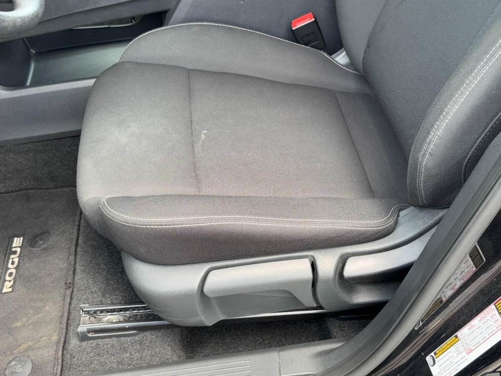 Nissan Rogue Vehicle Full-screen Gallery Image 24