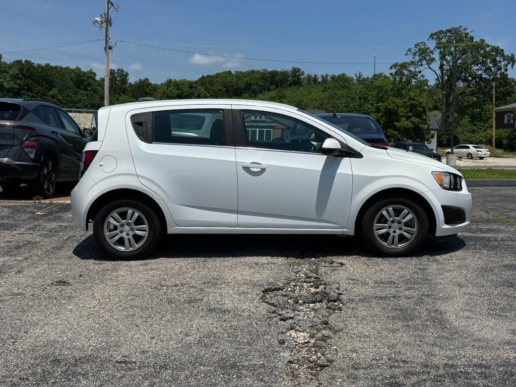 Chevrolet Sonic Vehicle Full-screen Gallery Image 02