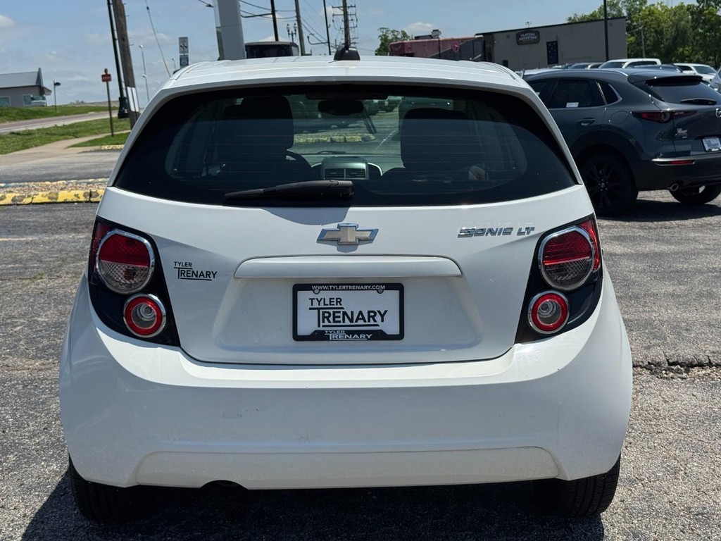 Chevrolet Sonic Vehicle Full-screen Gallery Image 05