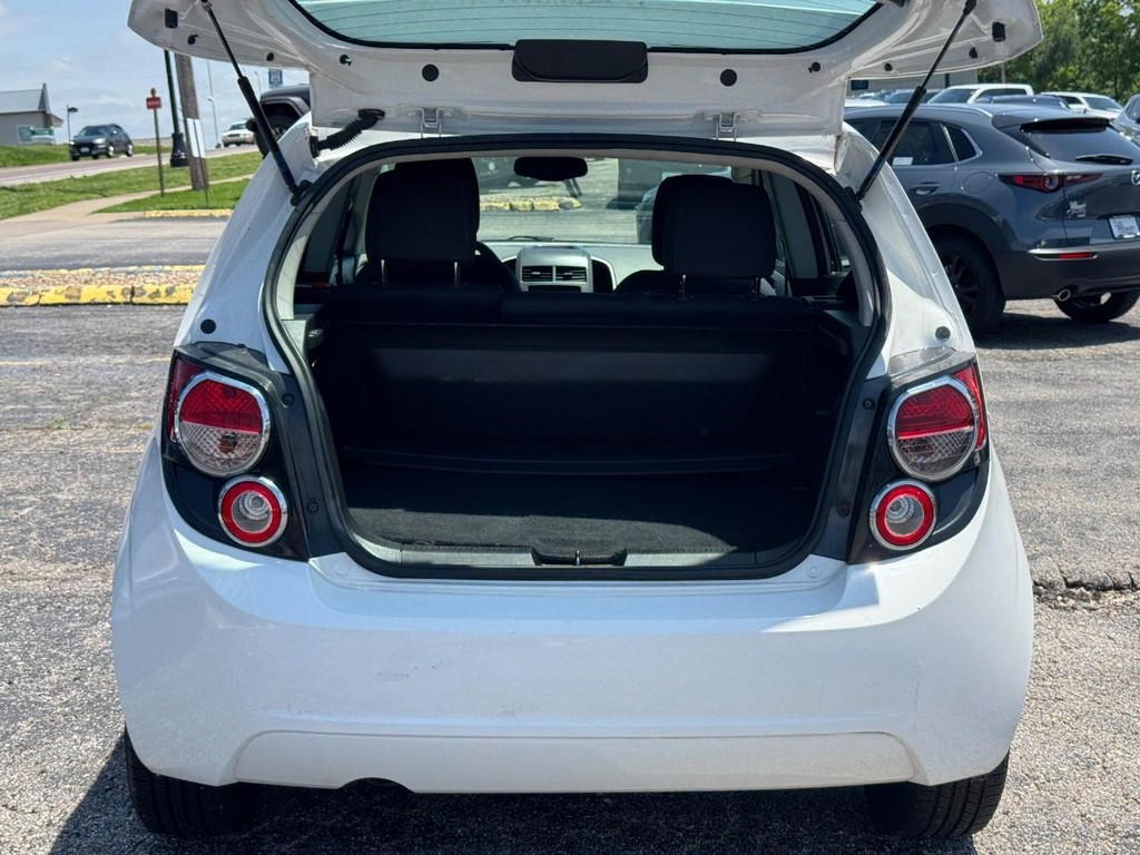 Chevrolet Sonic Vehicle Full-screen Gallery Image 06