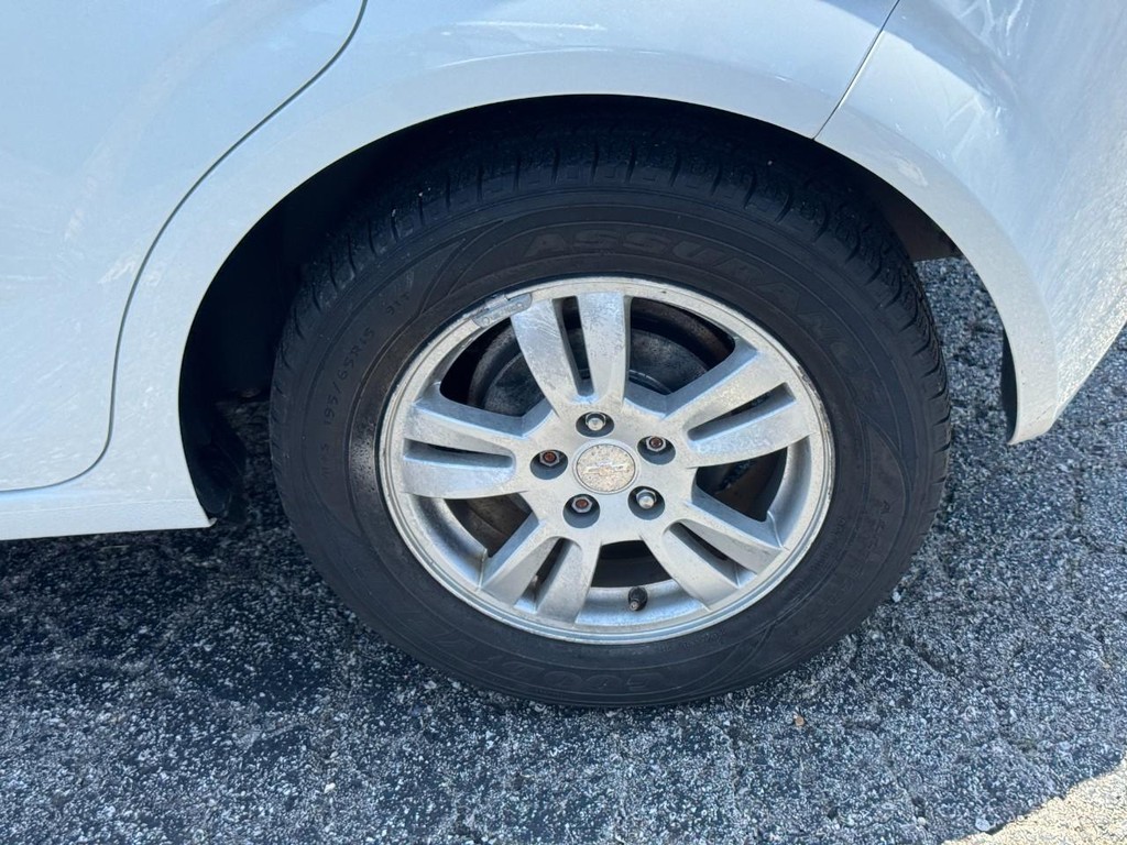 Chevrolet Sonic Vehicle Full-screen Gallery Image 09