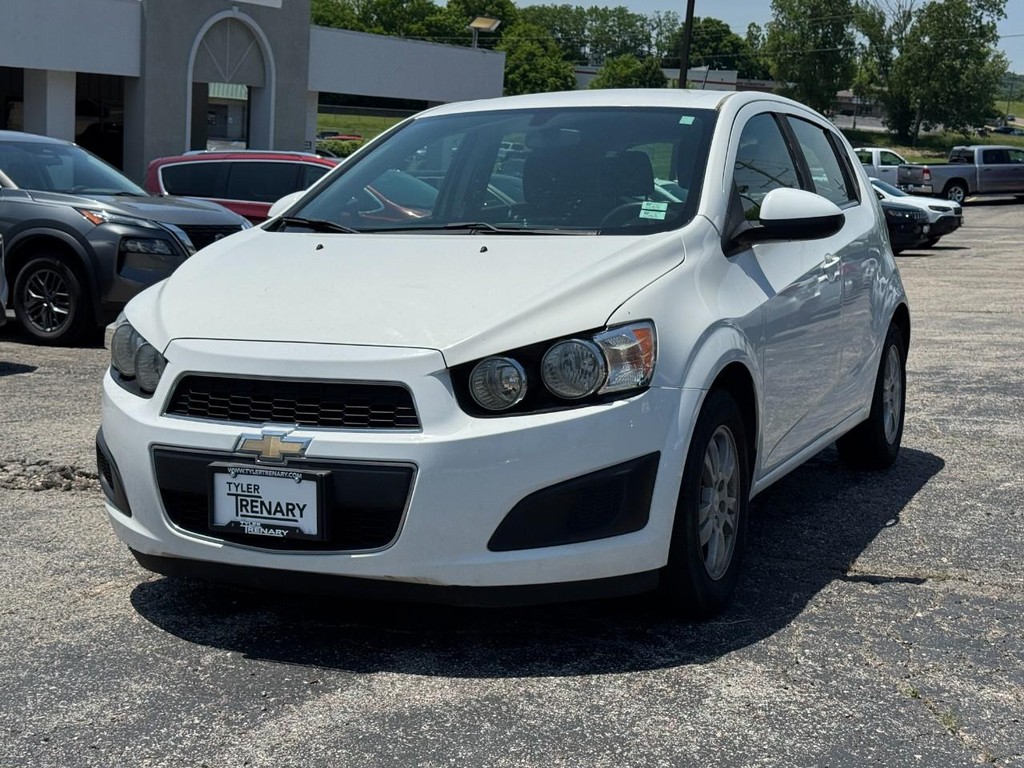 Chevrolet Sonic Vehicle Full-screen Gallery Image 10