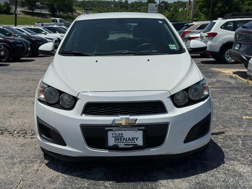 Chevrolet Sonic Vehicle Full-screen Gallery Image 11
