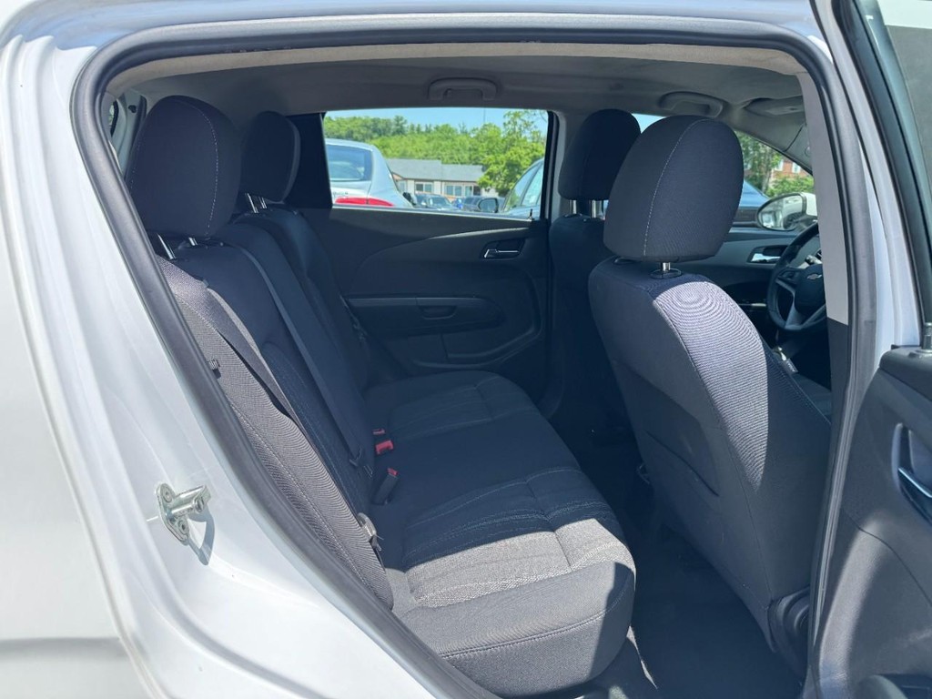Chevrolet Sonic Vehicle Full-screen Gallery Image 12