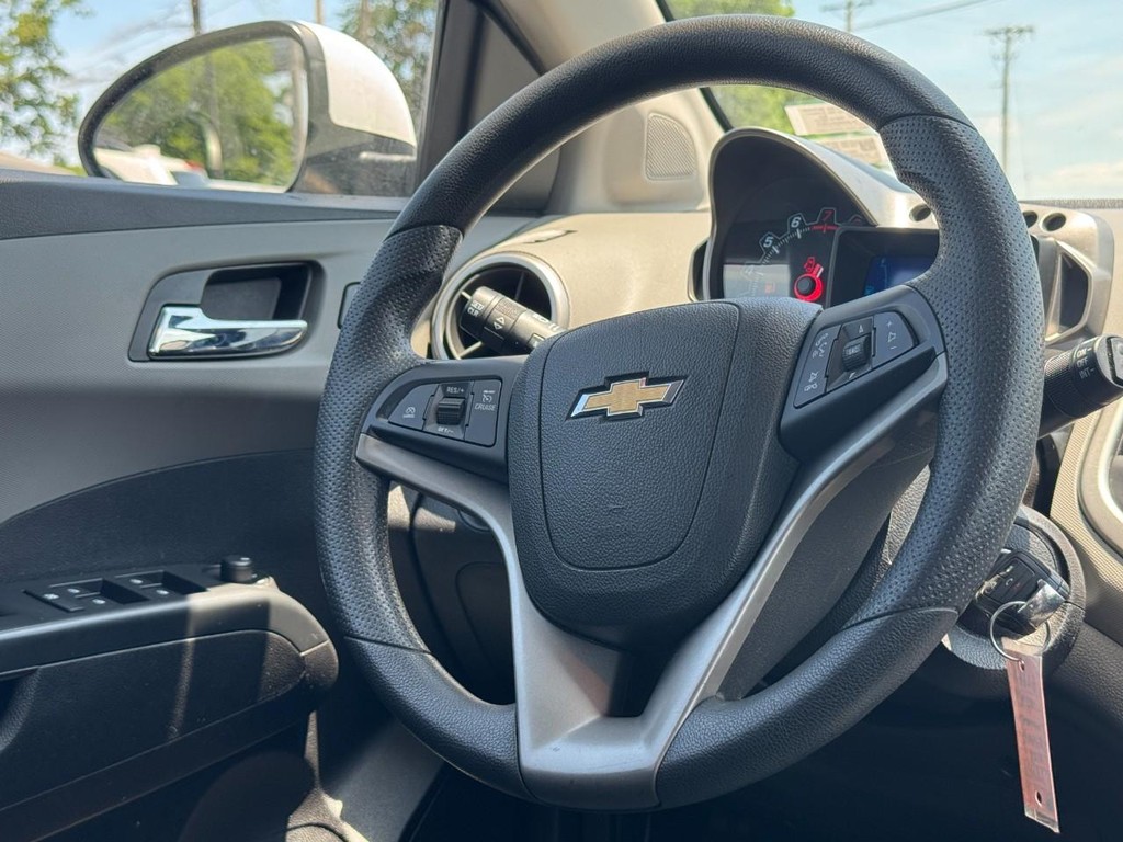 Chevrolet Sonic Vehicle Full-screen Gallery Image 14