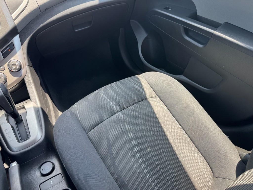 Chevrolet Sonic Vehicle Full-screen Gallery Image 17