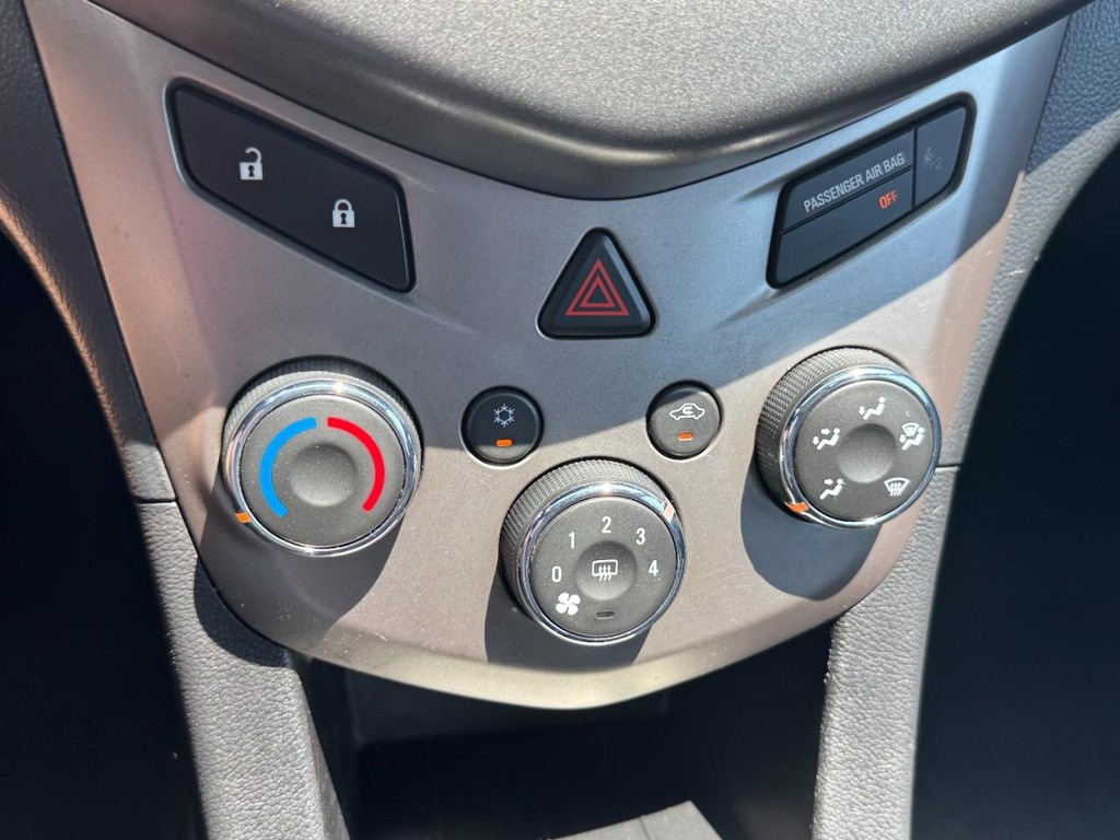 Chevrolet Sonic Vehicle Full-screen Gallery Image 21